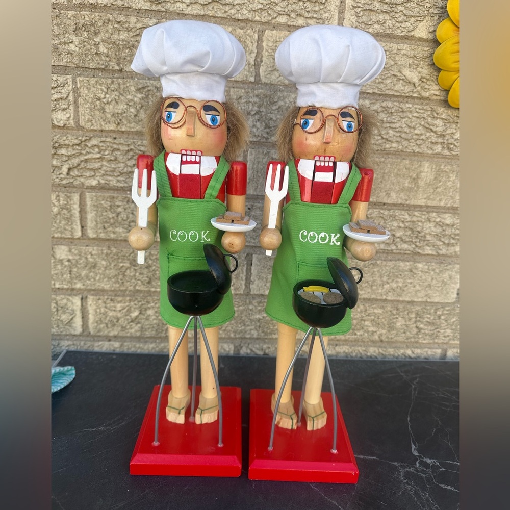 Chef Nutcracker Set with Green Aprons 2 pcs - Picture 3 of 5